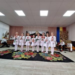 Elevii clasei a III-a B și părinții lor, împreună cu diriginta Tatiana Buga s-au adunat într-o șezătoare de toamnă